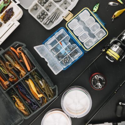 equipamento-de-pesca-colorido-com-vara-de-pescar-em-fundo-preto equipamento-de-pesca-colorido-com-vara-de-pescar-em-fundo-preto